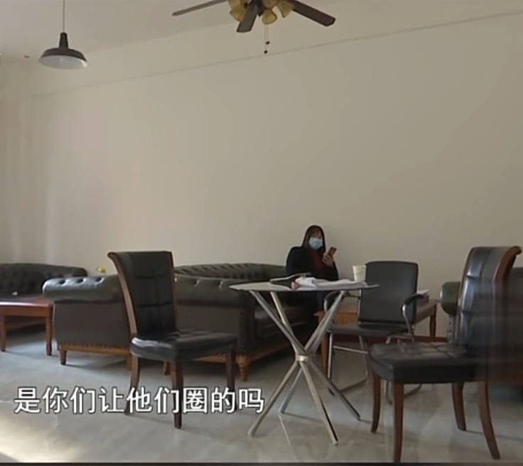 交易|公共用地私圈小院？其他业主怨声载道，物业人员避而不谈