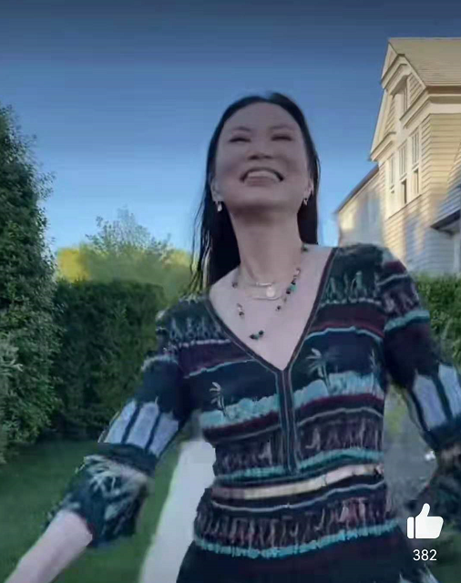 全球时尚风行|邓文迪比不过72岁王薇薇？穿印花裙在豪宅院子里走秀，神态好少女