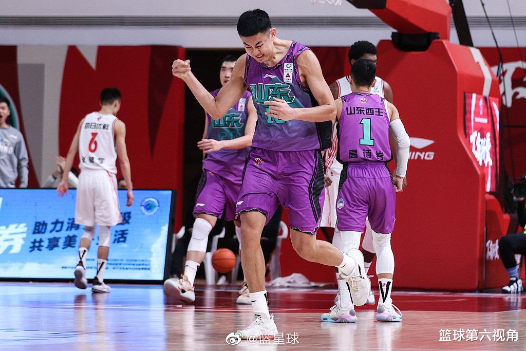 山東男籃|續約留隊！2米06全能前鋒獲鞏曉彬認可，不會交易到遼寧