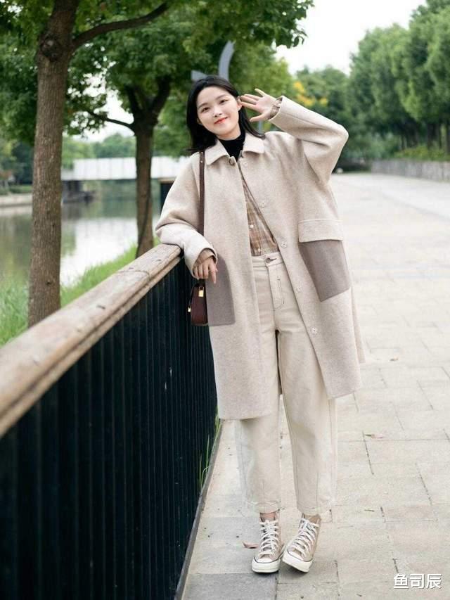 鱼司辰|穿上秋天的第一件大衣,搭配牛仔裤更实在,保暖又时尚,好美