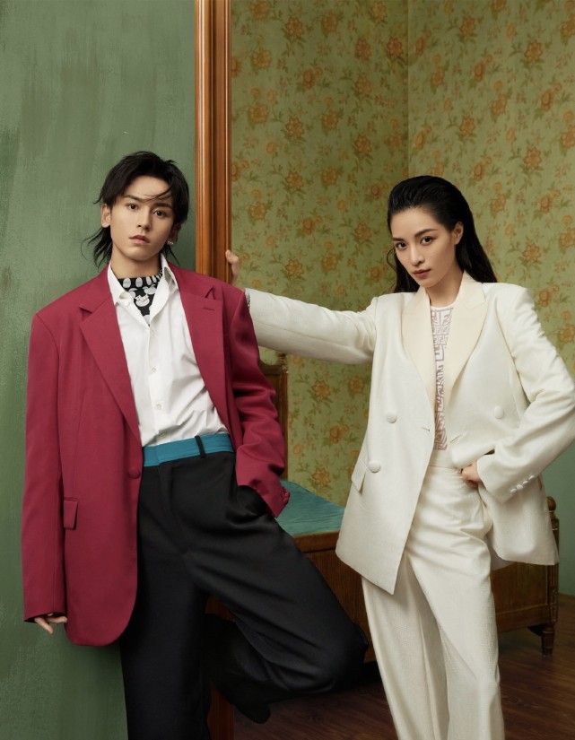 张哲瀚|钟楚曦与张哲瀚合体拍大片，复古造型酷飒十足，养眼画面像亲兄妹