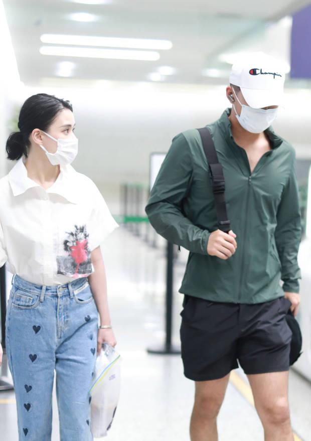 窦骁|吵架了？窦骁机场低头走路 何超莲搭话无果被甩开