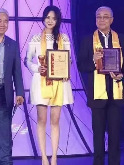 郑爽|郑爽被封杀，现身机场情绪低落，退圈视频文字版曝光：以前不懂事