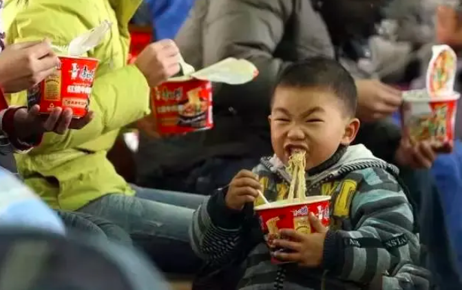 兜妈爱叨叨|“真没素质!”孩子火车上吃泡面遭抵制,宝爸怼乘客:又不是榴莲