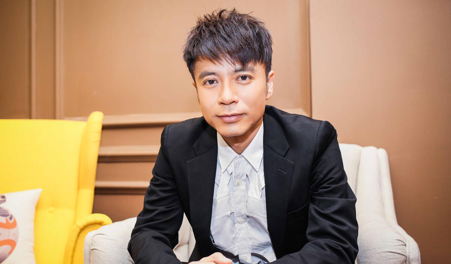 李克勤|为还每月60万的房贷，李克勤拼命赚钱，饭局被灌酒难掩疲态