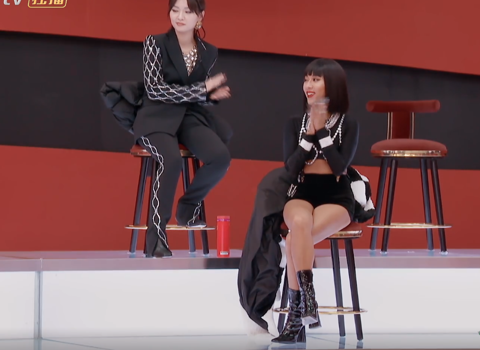 吉克隽逸|太过分！吉克隽逸穿超短裤脚踩凳子上，起身时短裤纠起来没眼看！