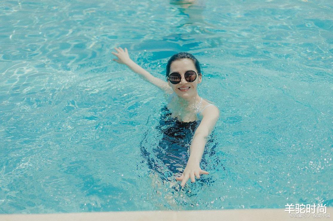 穿衣搭配|许晴穿保守了也不像中年人,身材气质都好年轻,小姑娘都羡慕