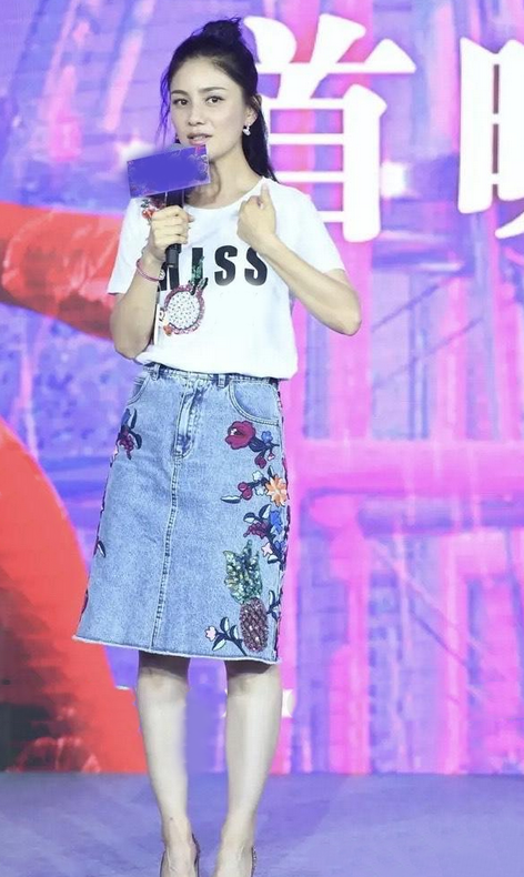 穿衣搭配|胡可真是45岁俩娃妈？扎半马尾配娃娃裙嫩似20岁少女，美到不敢认