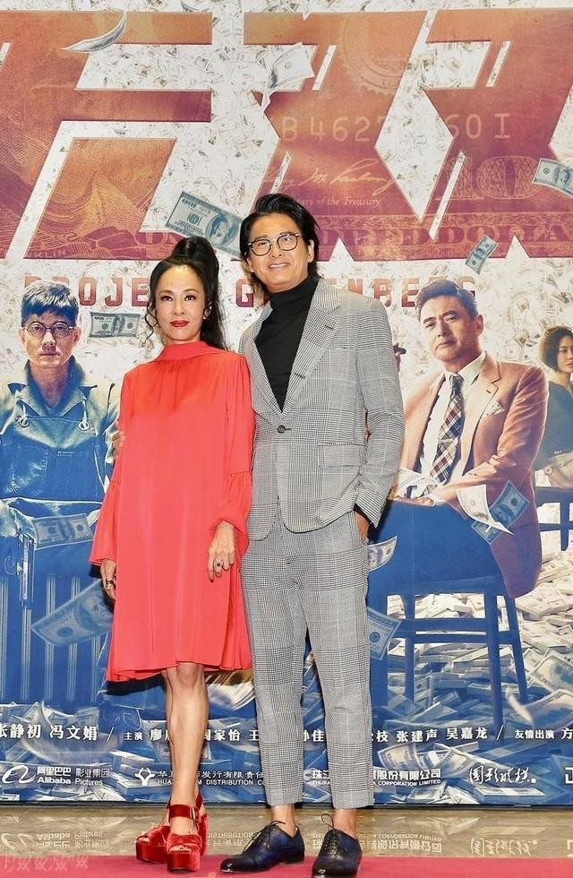 何有强|周润发和老婆陈荟莲亮相，穿红色连衣裙魅力全开，美出了新高度