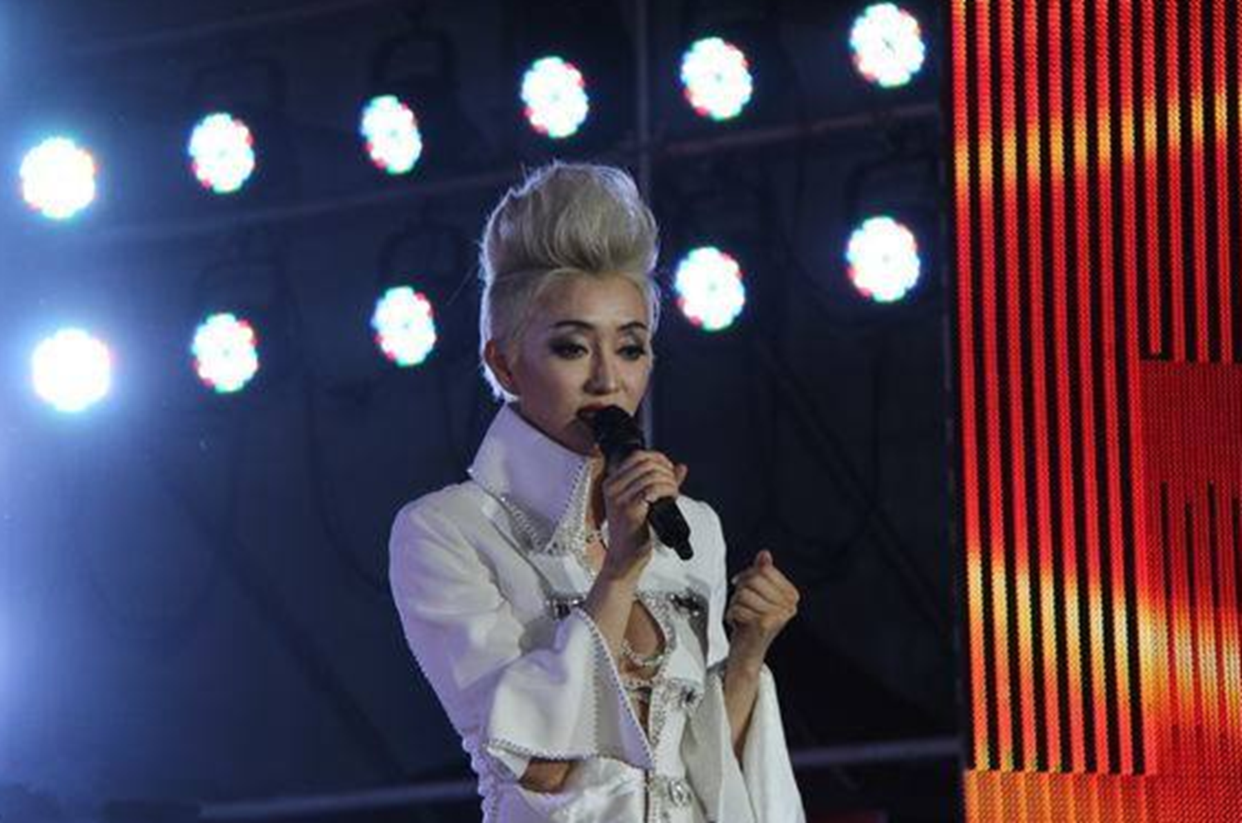 梅艳芳|整容十几次变“梅艳芳”，疯狂捞金月入十万，刘德华见她失控痛哭