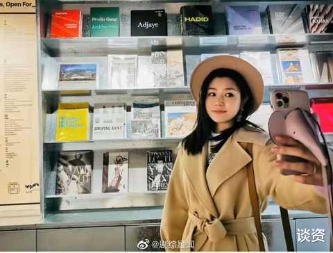 陈妍希|陈妍希带4岁儿子逛书店，小星星穿赛车服好可爱，身高已到妈妈腰部