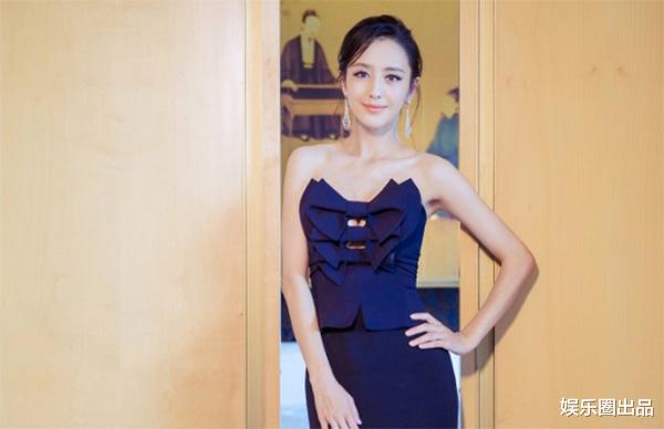 佟丽娅|佟丽娅在酒店拍大片，穿拼接裙尽显好身形，领口设计真撩人