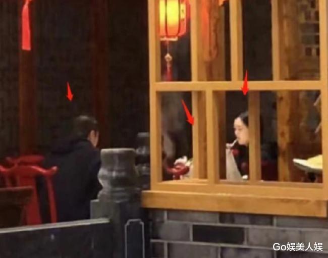 李亚鹏|李亚鹏携小女友现身，“准后妈”与李嫣相处融洽，主动拿包献殷勤