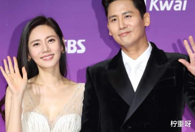 柠重呀|秋瓷炫发文，回应于晓光让美女坐大腿事件，称已批评老公轻率举动