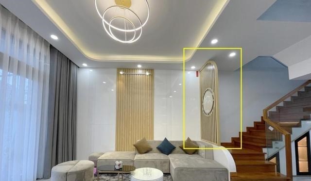 楼梯口正对着客厅,用木格栅隔断,关键比实心隔墙薄,更省空间