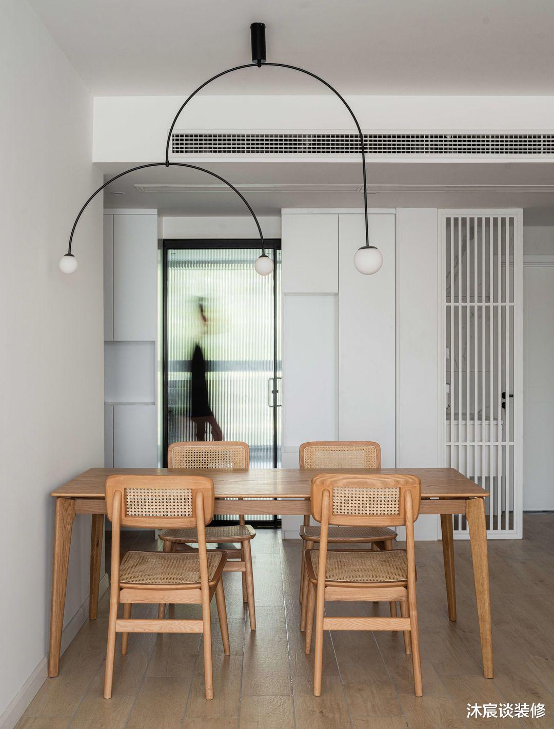 坚持“穷装”的她，原来才是真正的高明，全屋干净纯粹，实在温馨