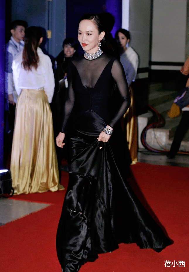 吴昕|范文芳走红毯这么“风骚”,穿黑色薄纱裙配红唇,换个风格变化大