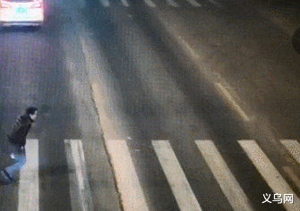 义乌网 金华男子斑马线被撞想找司机赔钱，交警：你全责！