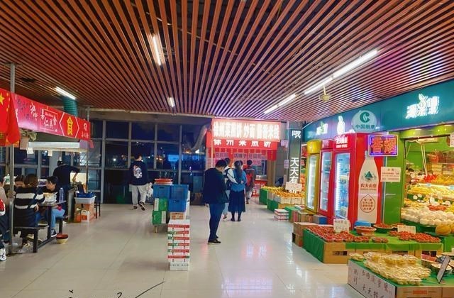 一头小居居 南京仙林湖旁边的奇怪商场,名字听起来很高档,走进去却像菜市场