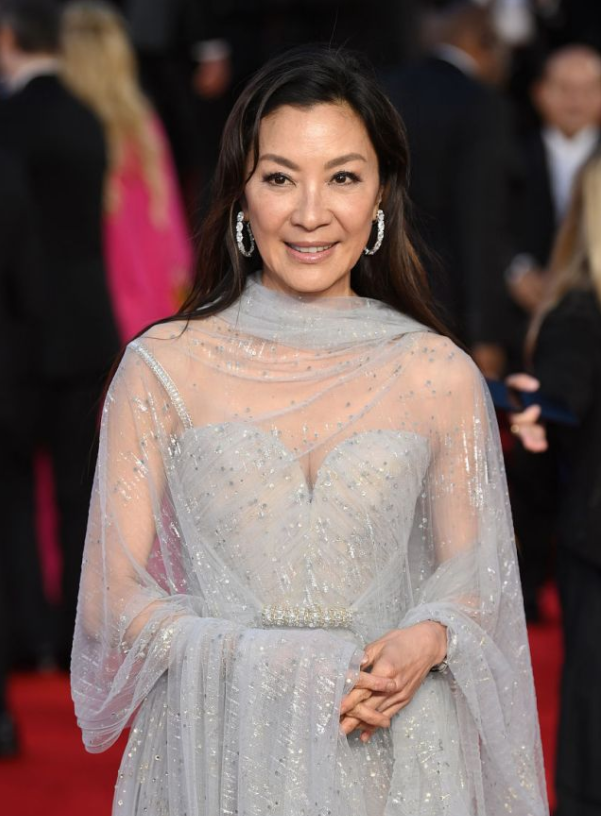 杨紫琼|杨紫琼真给60后长脸，穿薄纱裙风华犹在，59岁皮肤紧致无一丝赘肉