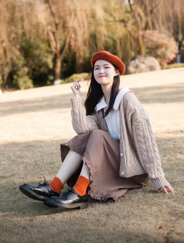 静静时尚达人|一年四季都要穿裙子！“半身裙”早秋这样穿，优雅温婉又可人