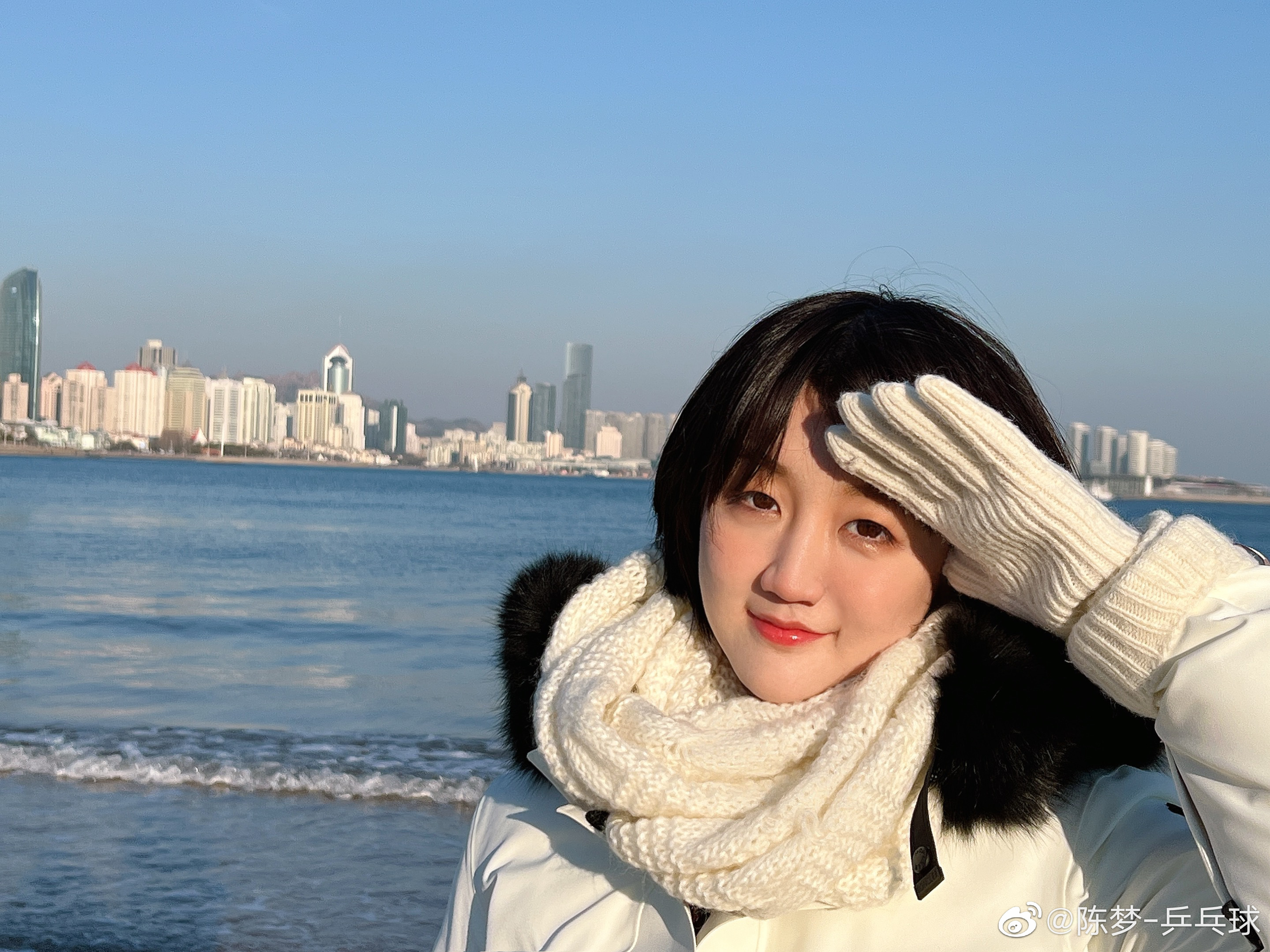 陈梦|美丽的奥运冠军！陈梦晒2022新照：28岁青岛姑娘一身白，活力四射
