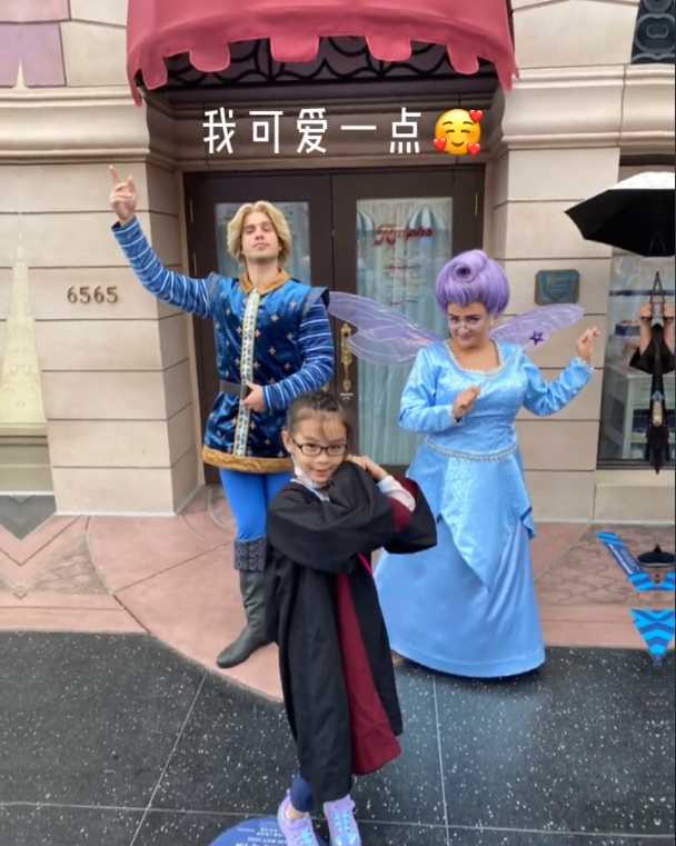 刘和刚|刘和刚一家四口外出游玩，一双儿女超像爸爸，手上两根棒子700块