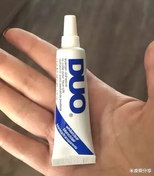 米瘦爱分享 新手小白VS化妆老手的假睫毛胶水，一支彩妆看出段位等级