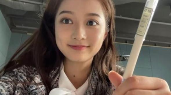校花|中传校花冯琳因领诵走红，不仅人长得漂亮，写的字体也备受欢迎