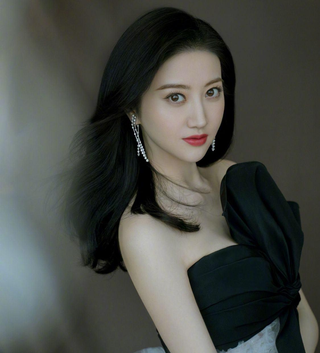 景甜|景甜身材有多“辣”？出席活动直接穿块布，成全场焦点