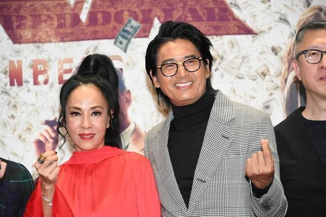 何有强|周润发和老婆陈荟莲亮相，穿红色连衣裙魅力全开，美出了新高度