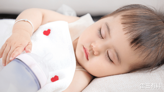 雷三有料|若你家孩子睡觉时有这三种行为，恭喜你，拥有一个智商高的宝宝