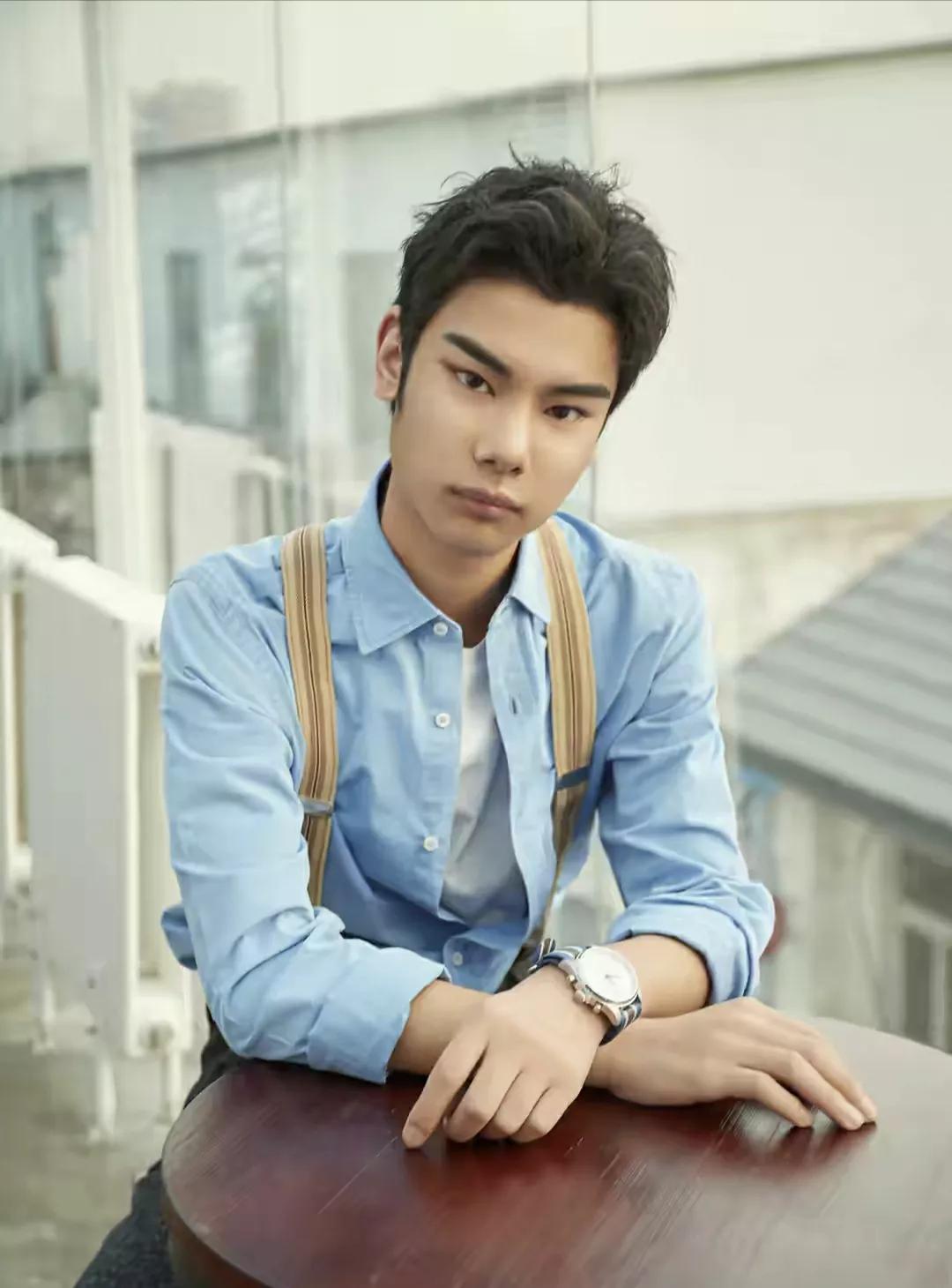 发际线|发际线男孩小吴，一年多没见，模样大变，看起来他过的不错