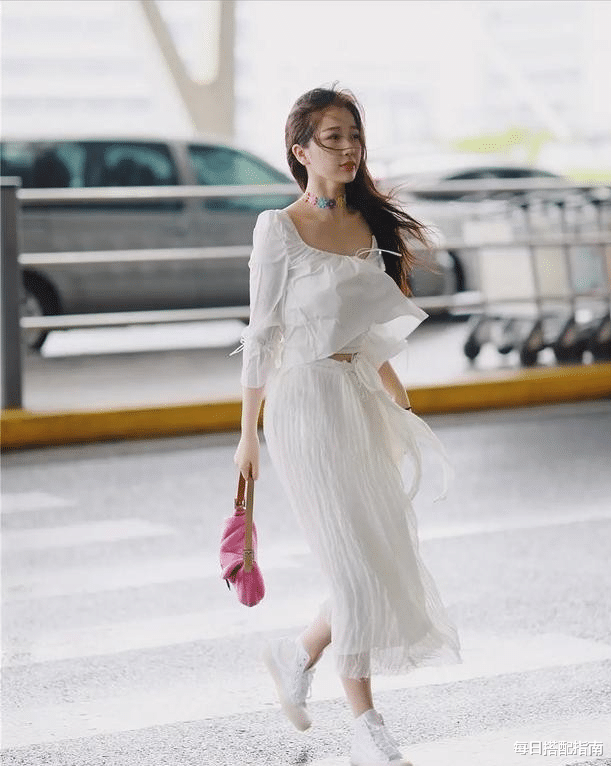 每日搭配指南|收起你的运动鞋吧，太捂脚了！今夏流行这“3双”鞋，舒适又时髦