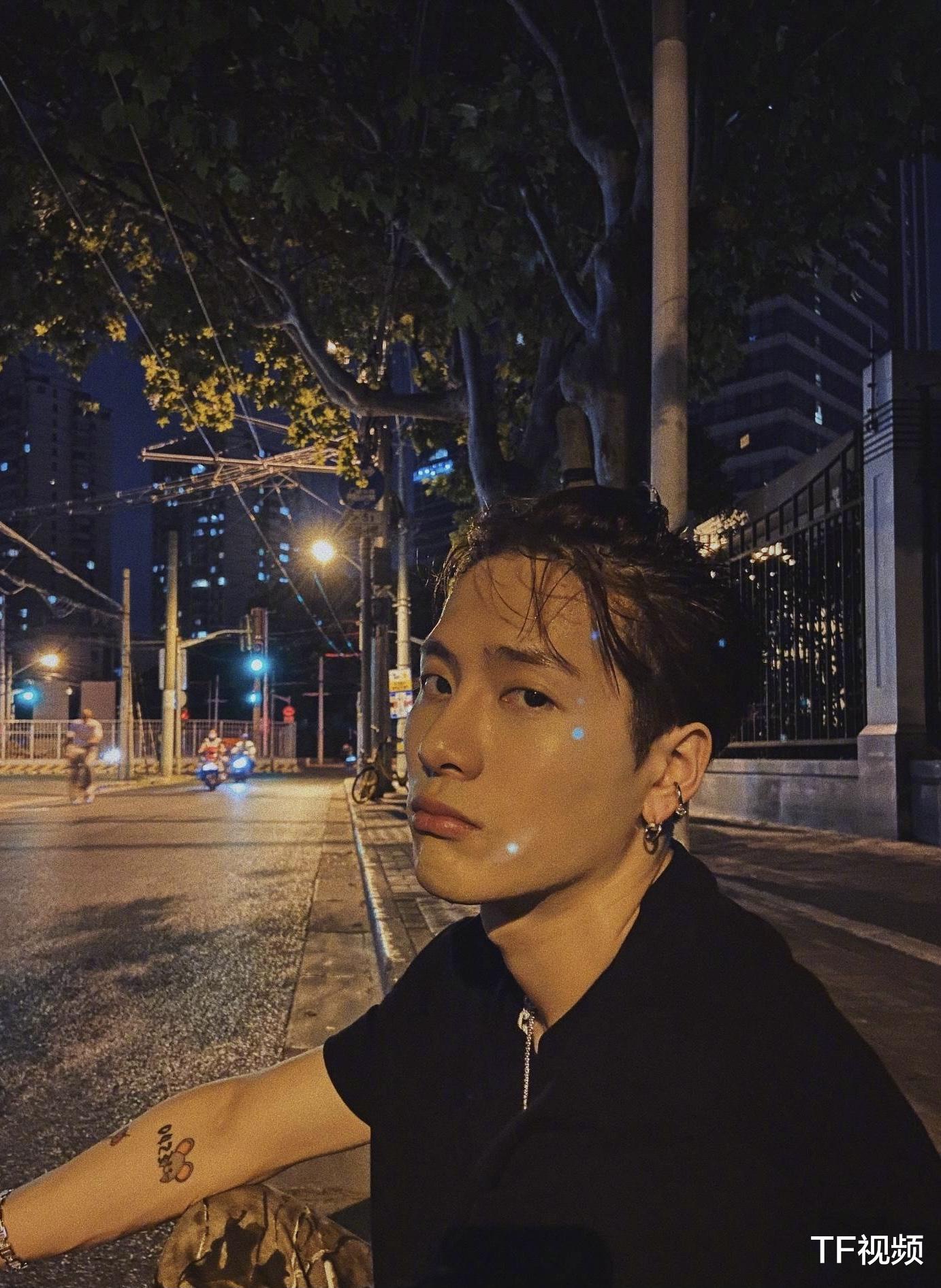 王嘉尔|王嘉尔解约后续：被海外网友围攻，评论区沦陷！损失巨大