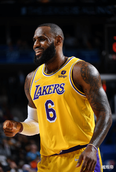 阿森纳|NBA最累中锋！湖人37岁大C后场一条龙+追身三分，还差18分破纪录