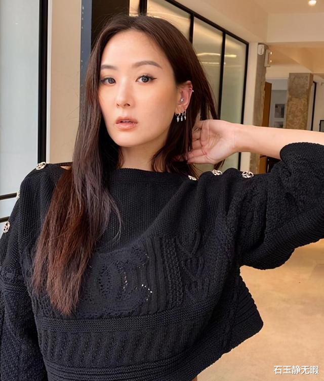 健身|43岁名媛身材紧致显年轻，与丈夫合照像父女，坚持健身是硬道理