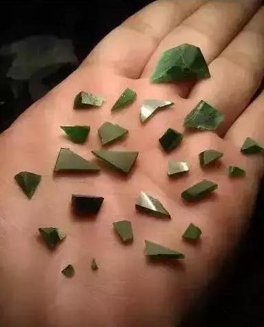 翡翠|10岁缅甸小孩靠拾荒“翡翠边角料”，养活一家人