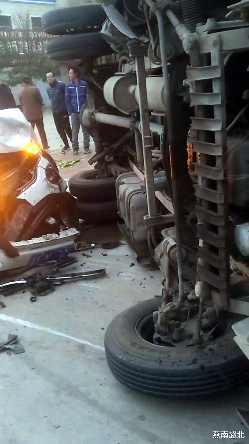 保定街头一白色越野车顶翻押运车,看了现场网友瞬间炸锅