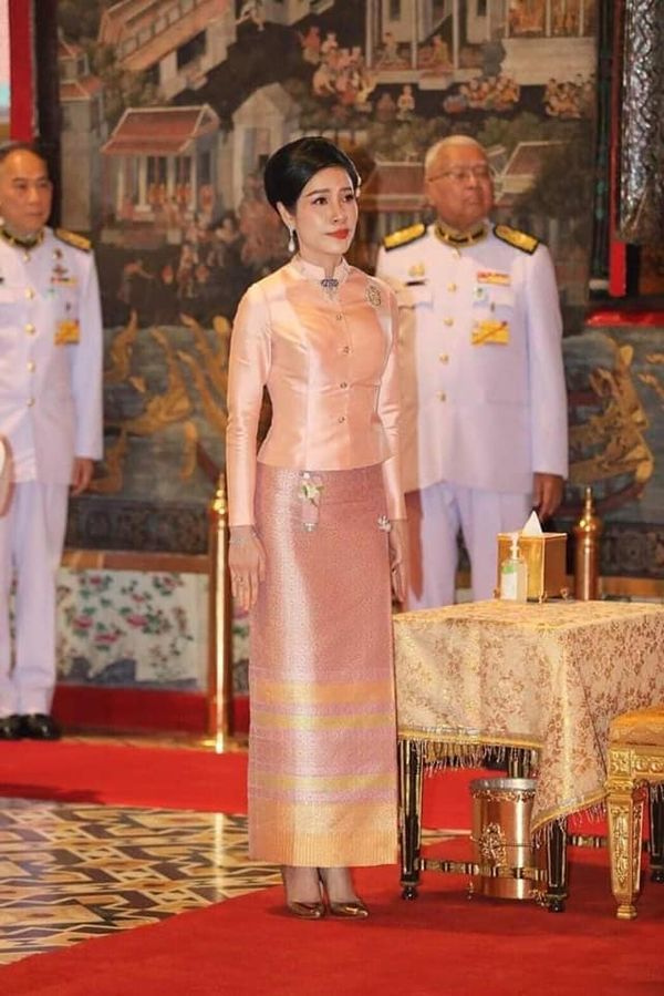 章子怡|苏提达再次翻盘受泰王独宠！新鲜漫画出炉，粉裙造型比诗妮娜霸气