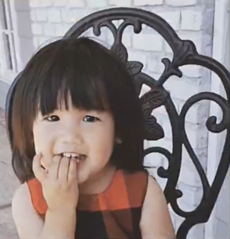 舜网 何洁晒三胎女儿正脸照 眼睛大如葡萄小脸肉嘟嘟