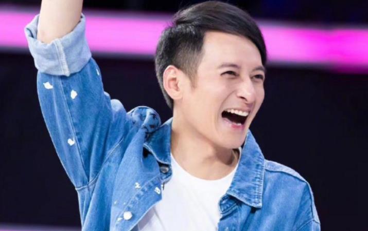 孟美岐|孟美岐和维嘉合影被扒出，手部动作引争议，网友：亲哥都不敢