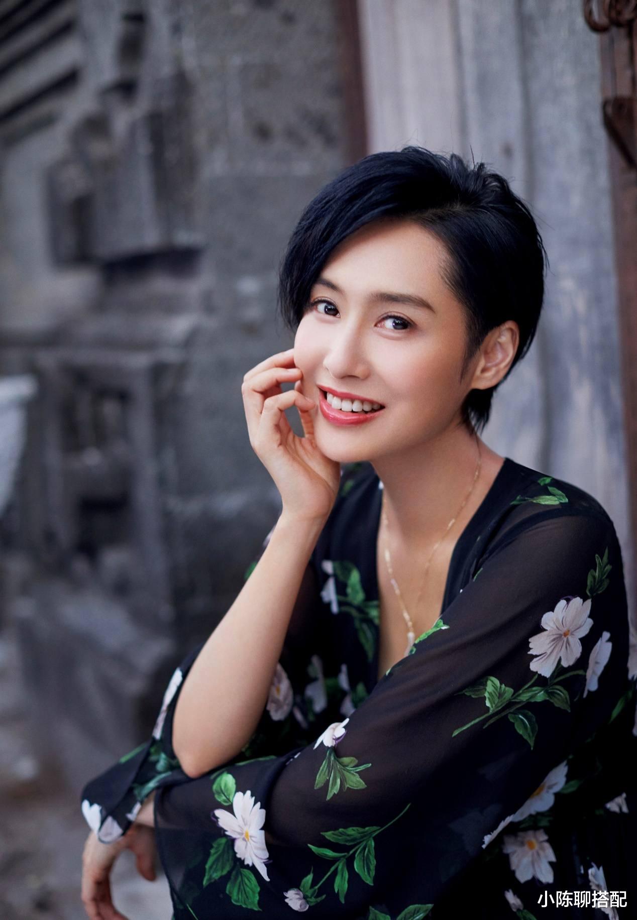 小陈聊搭配|逆龄女神朱茵，年近50风韵不减，她的小个子气质穿搭不能错过