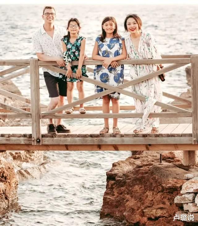 卢璐说|在美女遍地的西班牙海滩,我却在想这个问题……