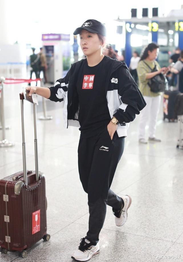 Ainee小屋|刘诗雯为人低调，和普通女孩没啥差别，穿T恤配束脚裤轻松休闲