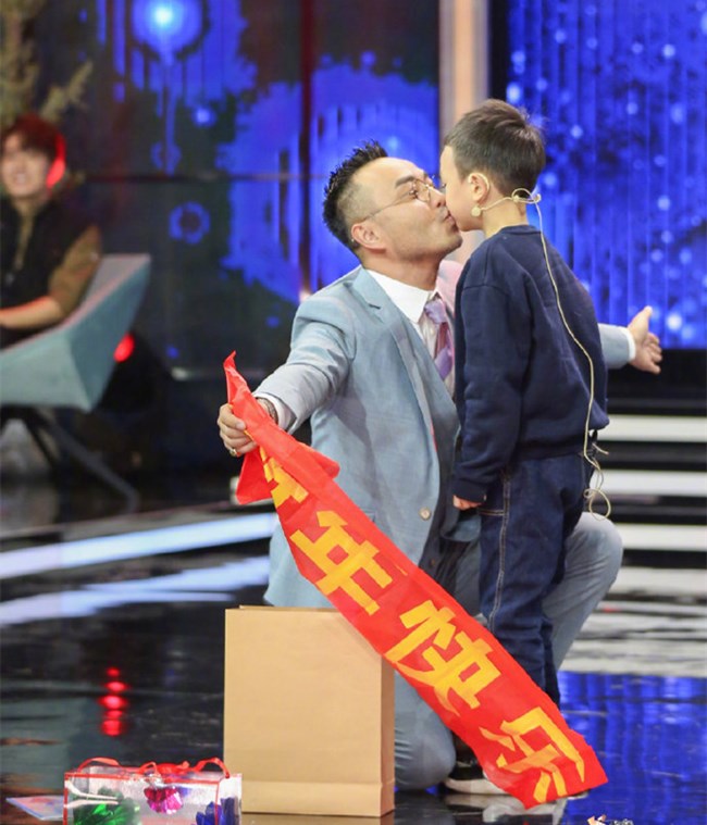 汪涵|汪涵首次带儿子上节目，从小就透露着精英范！父子俩亲吻感情超好