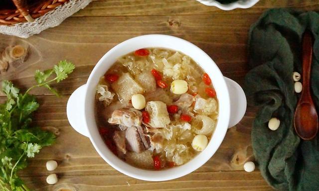 秋季要滋补，建议多喝这道汤，润燥安神不上火，全家老少都喜欢