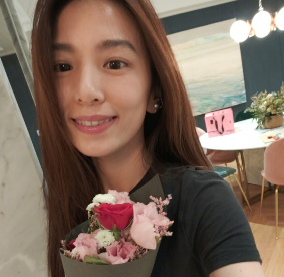 田馥甄|走进田馥甄现实中的家，37岁还是单身状态，家里衣服都是到处乱挂