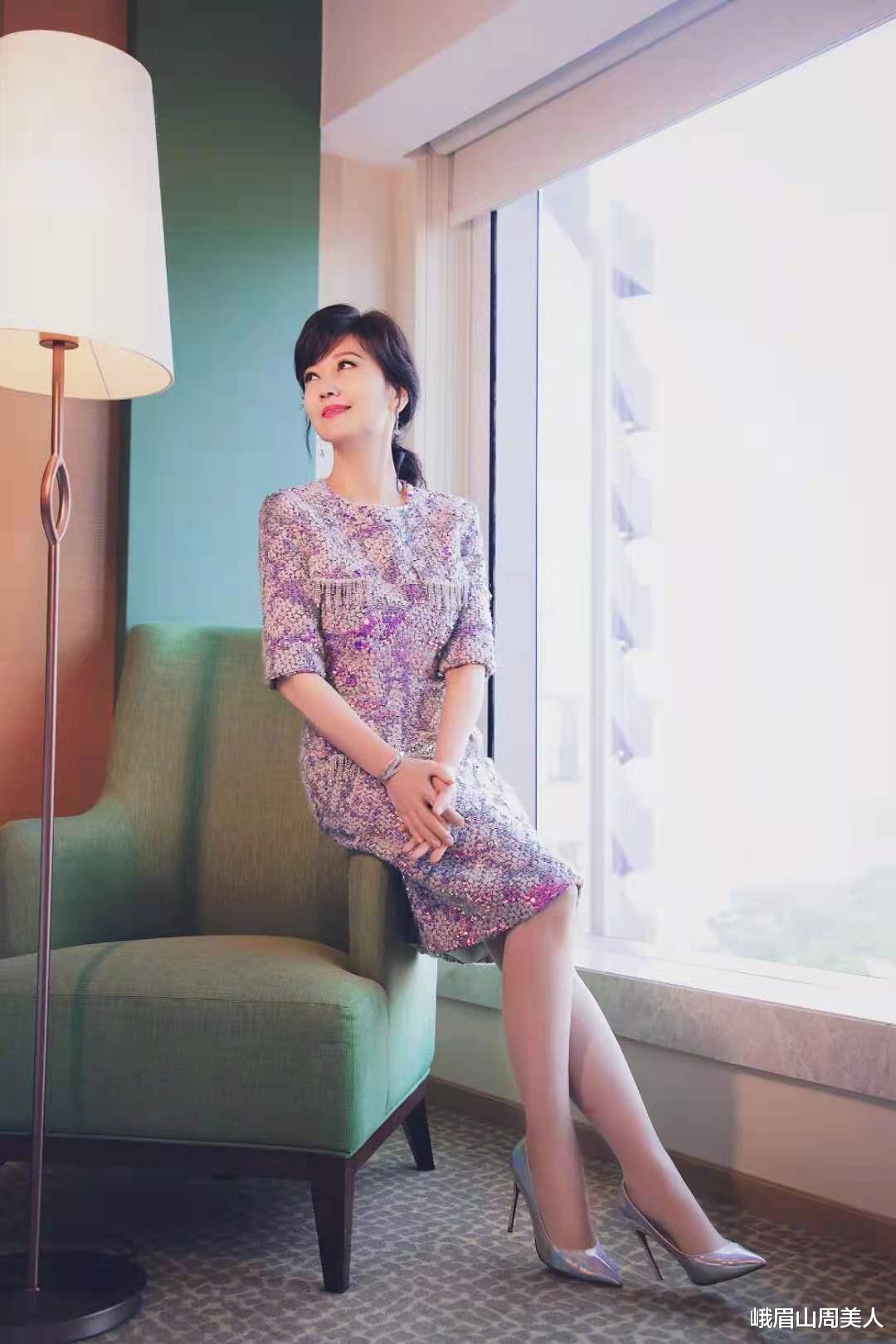 峨眉山周美人|50岁的女人要少穿打底裤，跟着赵雅芝这样穿，优雅又显气质