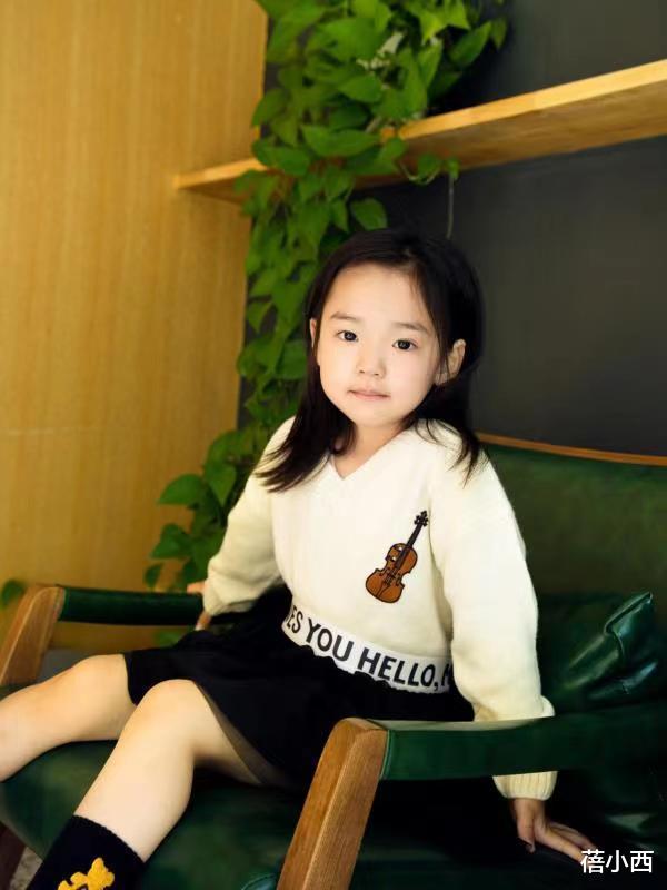 蓓小西|董璇的女儿小酒窝基因真好，穿针织衫+半身裙，气质远超同龄人